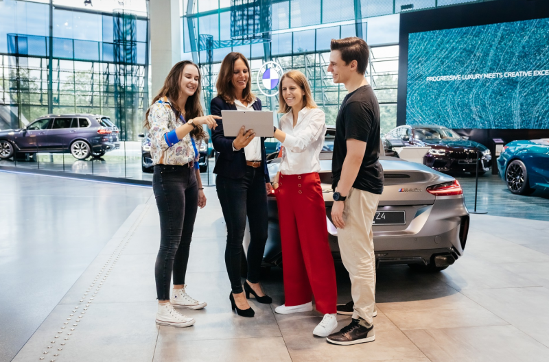 Studierende der Campus M University auf BMW-Exkursion im Rahmen des Automobilwirtschaft Studiums.
