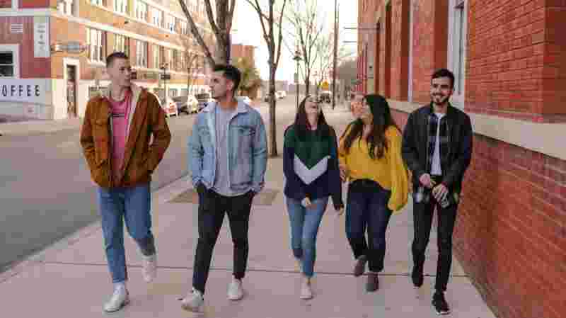 Gruppe lachender Studierenden auf der Straße - Ratgeber Social Media Studium: Campus M University.