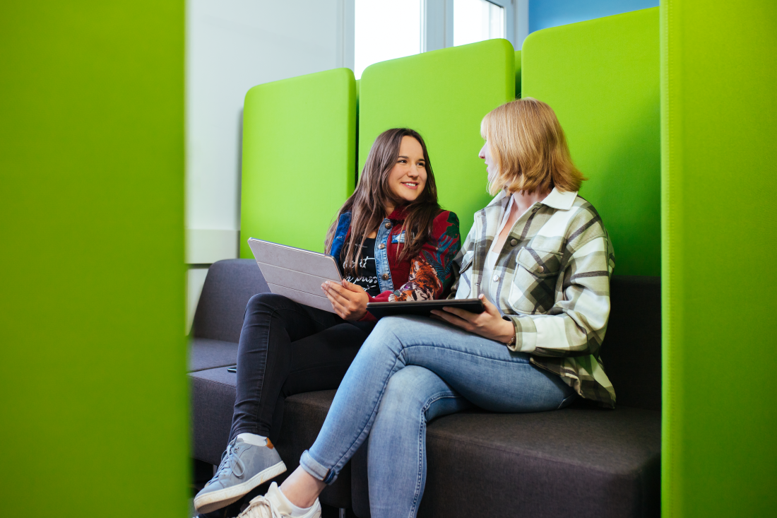 Studierende sitzen zusammen mit Dozentin in einem Arbeitskreis