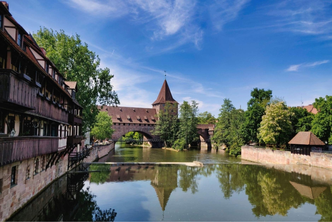 Altes Backsteinhaus am Fluss in Nürnberg