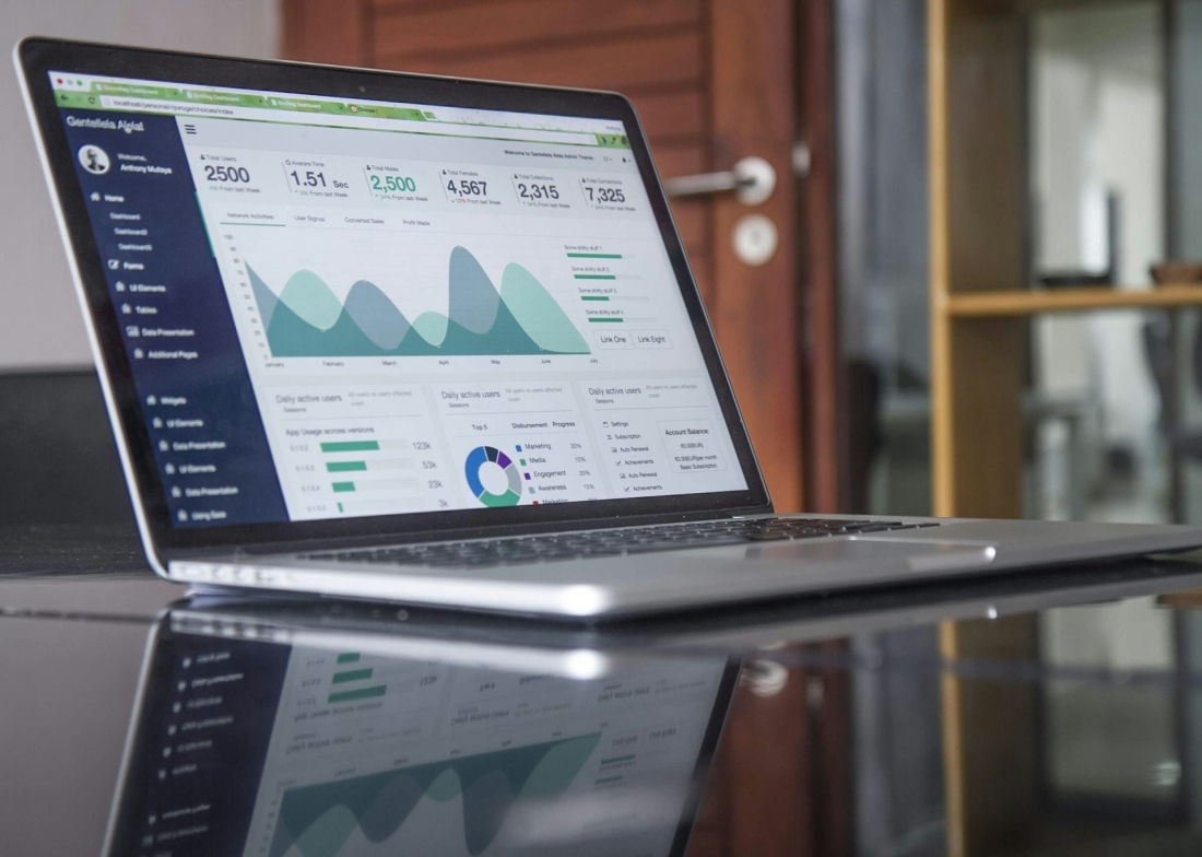 Laptop mit Analyse-Daten und Grafiken – Master Sportmanagement