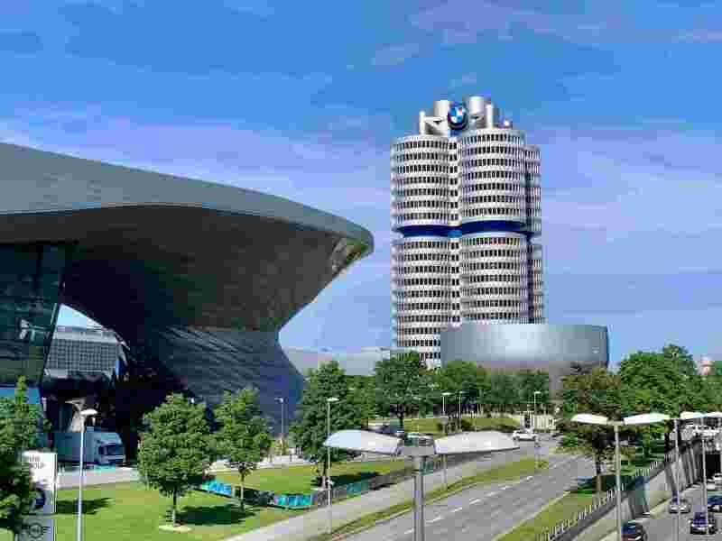 Blick auf das BMW Welt und BMW Museum Gebäude - Campus M University Studienzentrum für Automobilbusiness in München.