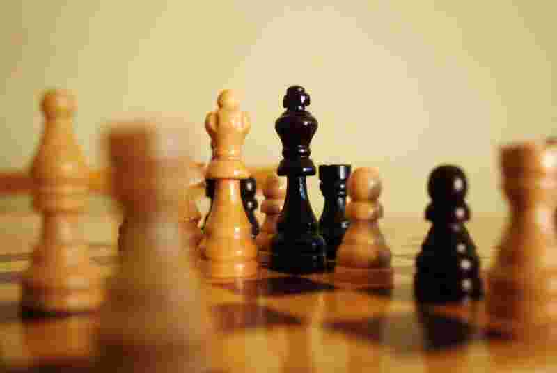 Ein Schachbrett mit Schachfiguren symbolisiert die strategischen Vorteile und die hohe Nachfrage nach Wirtschaftspsychologen. Erfahre mehr über das Wirtschaftspsychologie Studium.