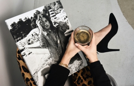 Modemagazin, schwarze High-Heels und Kaffee in der Hand - Ratgeber Fashion Business Studium: Campus M University.