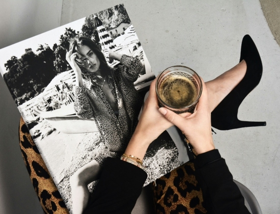 Modemagazin, schwarze High-Heels und Kaffee in der Hand - Ratgeber Fashion Business Studium: Campus M University.