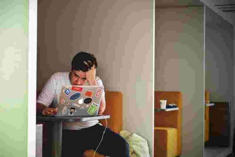 Student vor Laptop, überlegt, was er studieren soll – Campus M University: Start ins Studium.