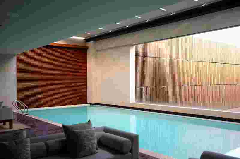 Pool in einem Luxushotel – Ratgeber Hotelmanagement Studium: Campus M University.