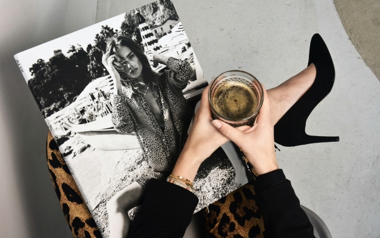 Modemagazin, schwarze High-Heels und Kaffee in der Hand - Ratgeber Fashion Business Studium: Campus M University.