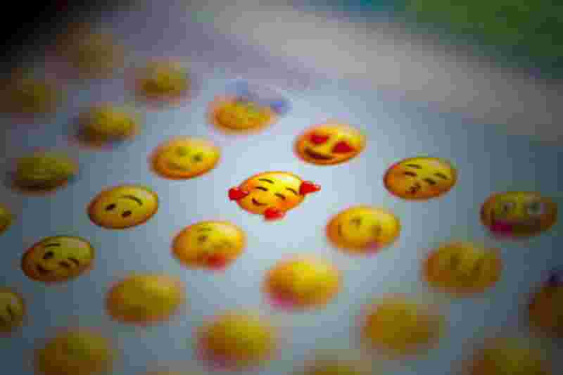 Verschiedene Emojis mit verschiedenen Emotionen – Ratgeber Psychologie Studium: Campus M University