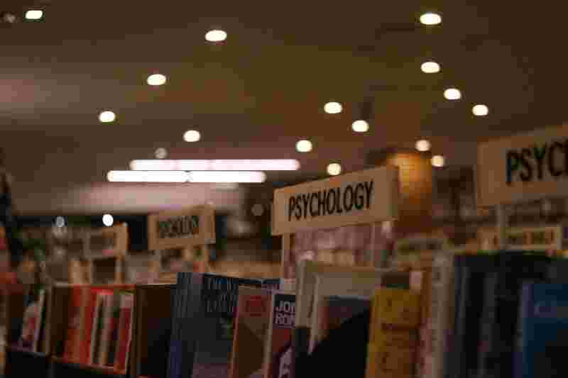 Bücher in einer Bibliothek zum Thema Psychologie – Ratgeber Psychologie Studium: Campus M University. 