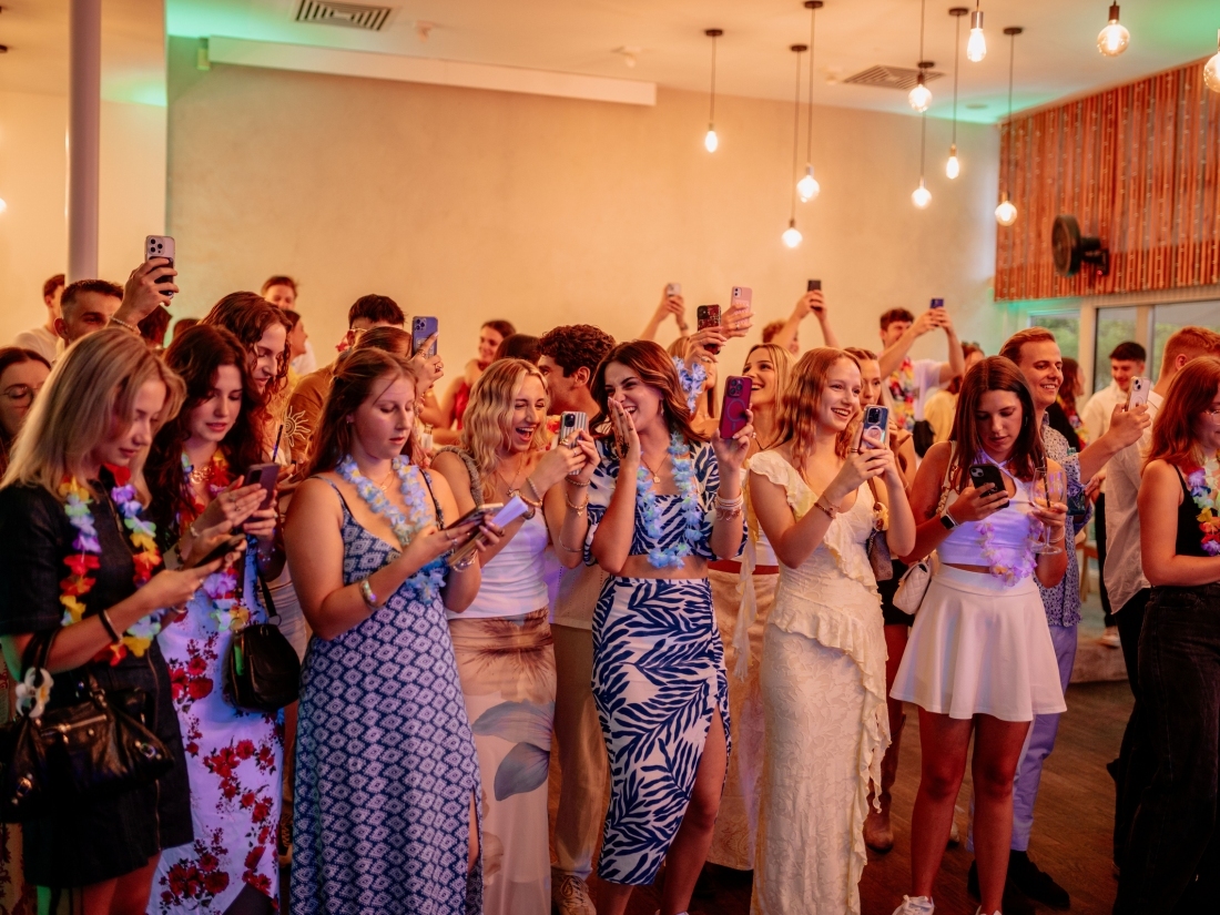 Gruppe von Studierenden steht gemeinsam bei einer Veranstaltung in einem Innenraum 4