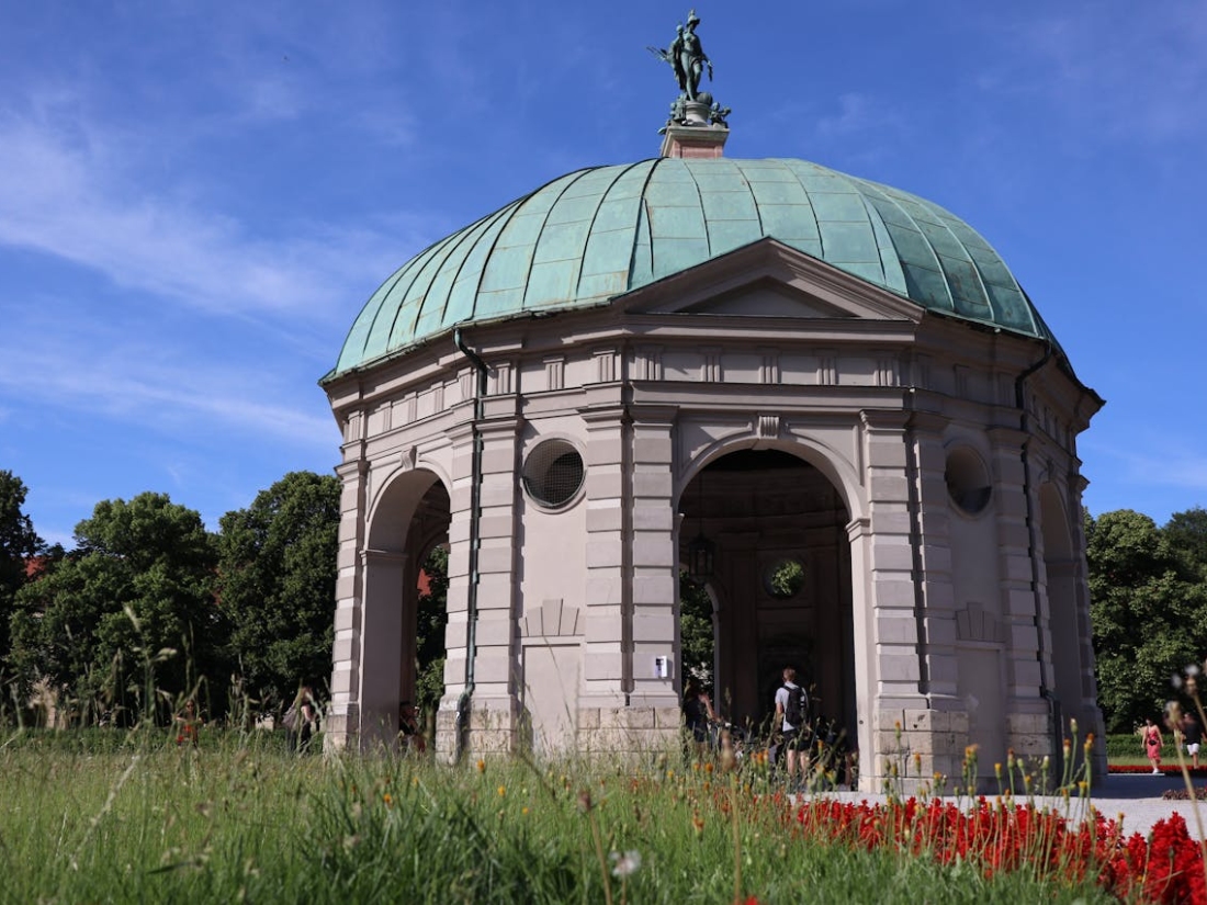 Runder Pavillon im Hofgarten München mit Menschen im Hintergrund