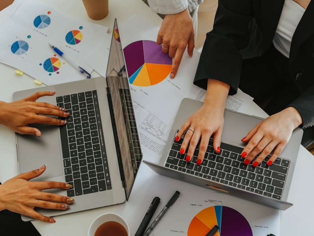 Gruppe junger Menschen sitzt zusammen und arbeitet an einem Projekt.