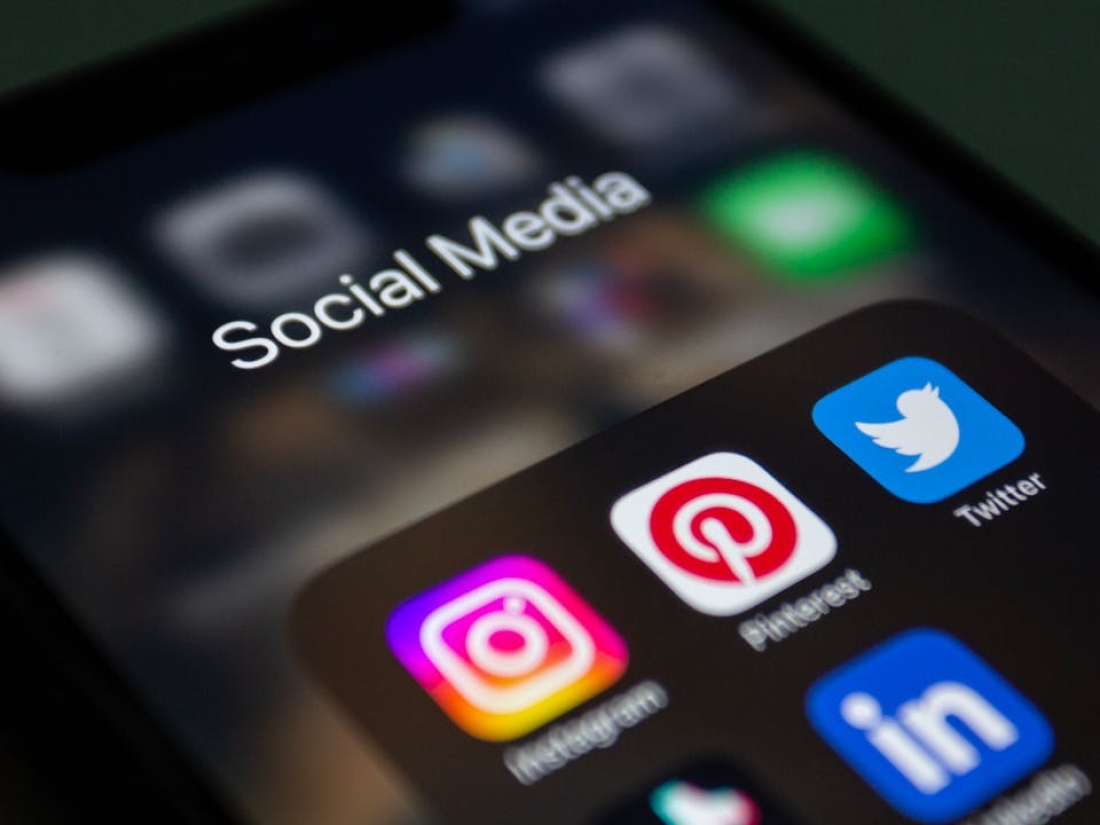 Ausschnitt von einem Phone-Screen mit dem Ordner “Social Media", in dem Apps zu sehen sind.