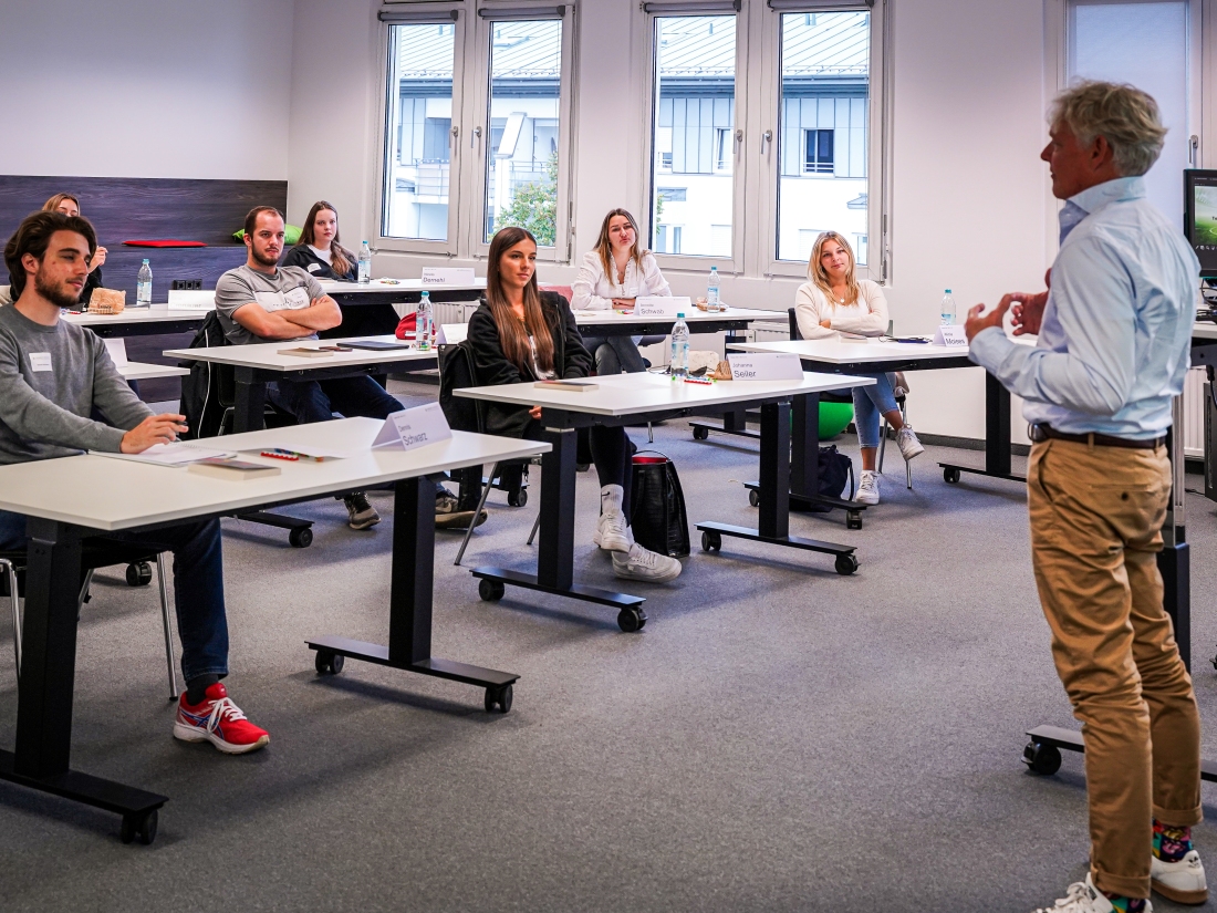 Matthias Malessa spricht vor sitzenden Studenten