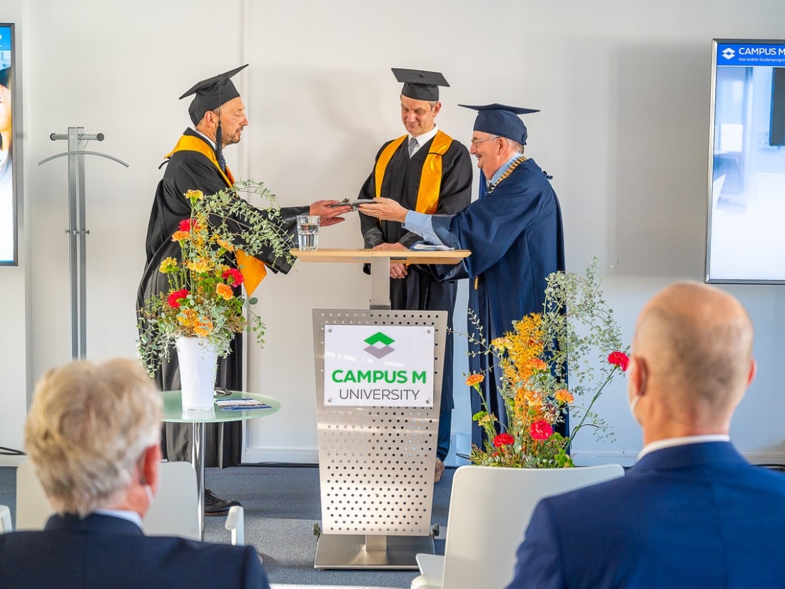 In stilechter Tradition haben die Professoren in Talar und mit Barett die Ernennung begleitet.