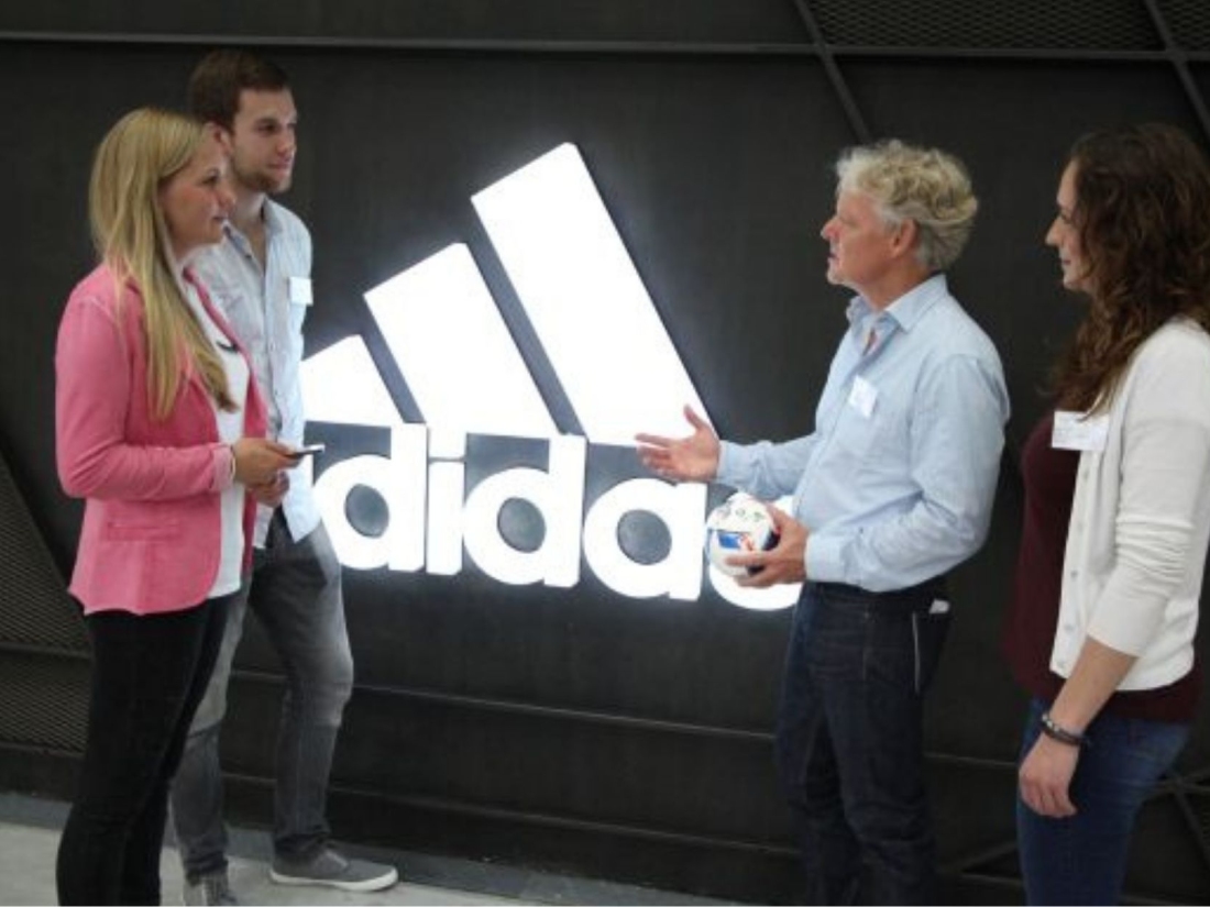 Studenten der Campus M University - Uni Nürnberg - bei einem Praxis-Projekt bei Adidas.