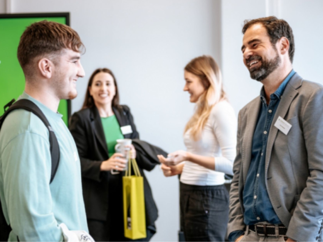 Student der Uni Nürnberg im Gespräch auf Augenhöhe mit einem Professor. 
