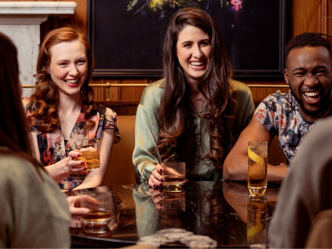 Freundesgruppe und Studenten der Uni Nürnberg fröhlich in einer Bar. 