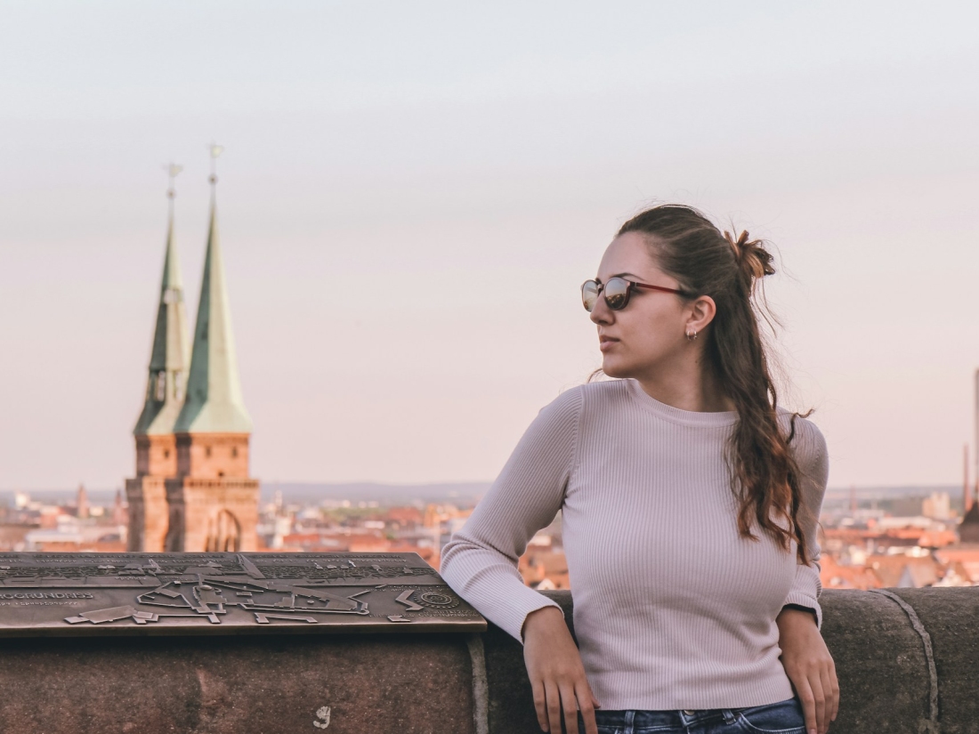Studentin mit Aussicht auf Nürnberg.