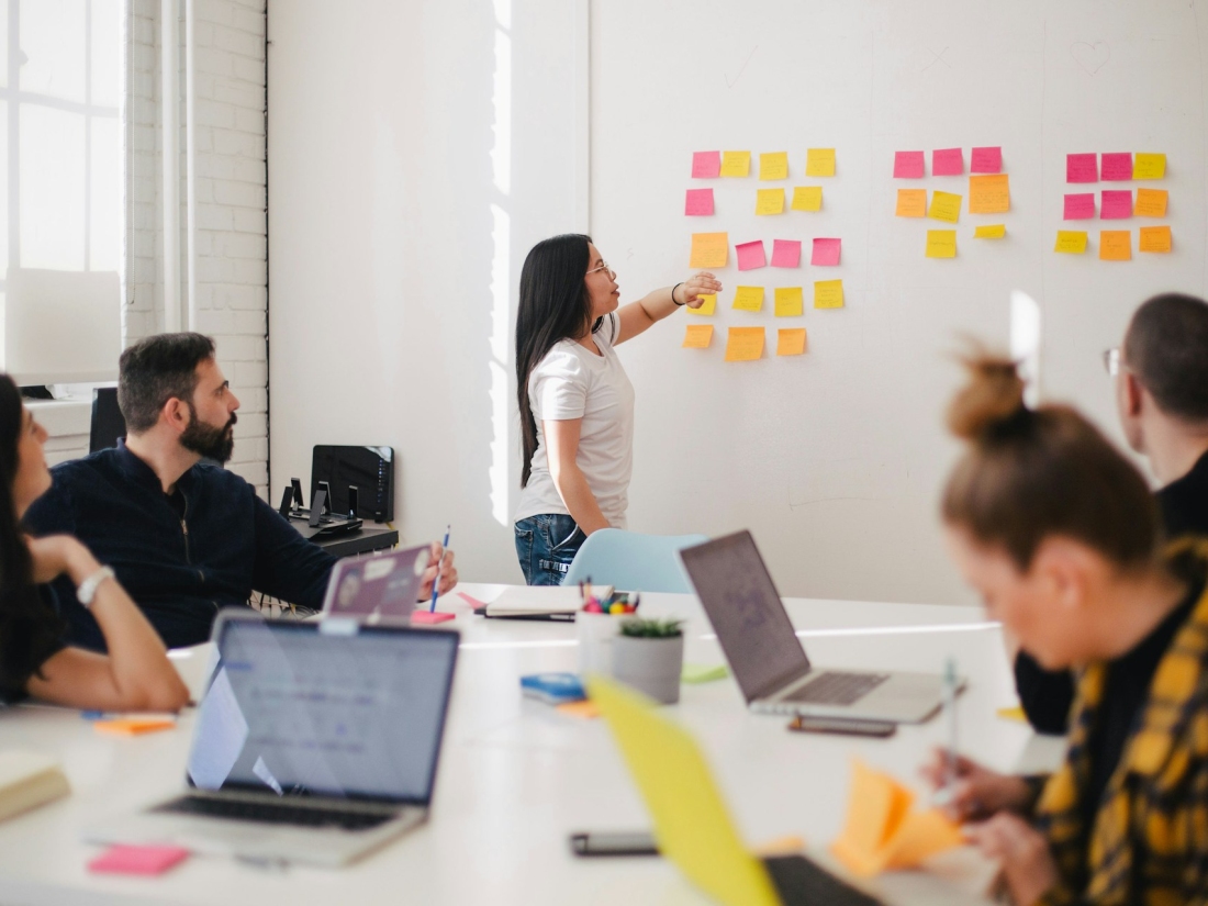 Studierende sitzen am Tisch und lernen zusammen. - Gesundheitsmanagement Studium