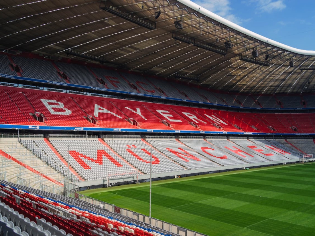 Fußballstadion mit Bayern München als Schriftzug auf den Sitzen – Sport studieren Ratgeber