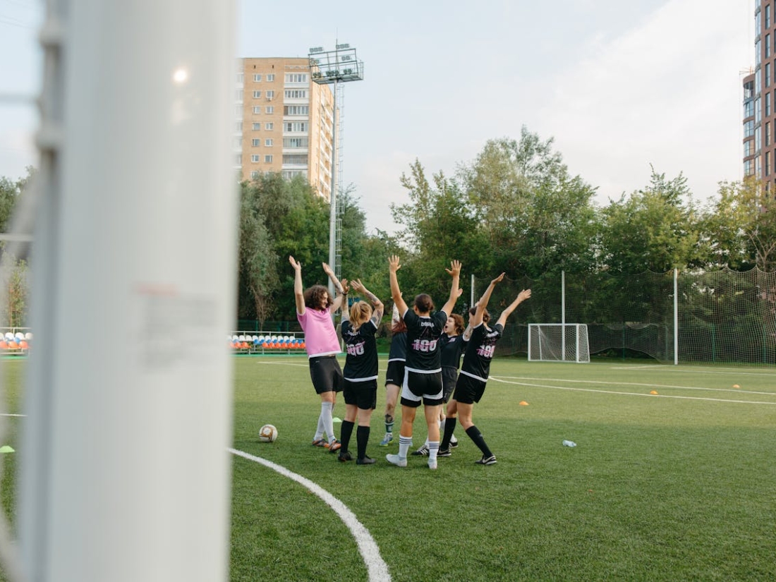Fußball-Gruppe im Kreis stehend  – Sport studieren Ratgeber