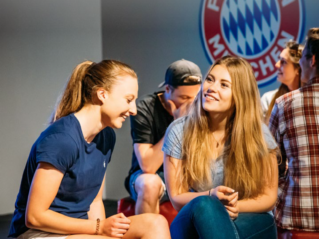 Studierende bei FC Bayern Praxis-Projekt – Sport studieren Ratgeber