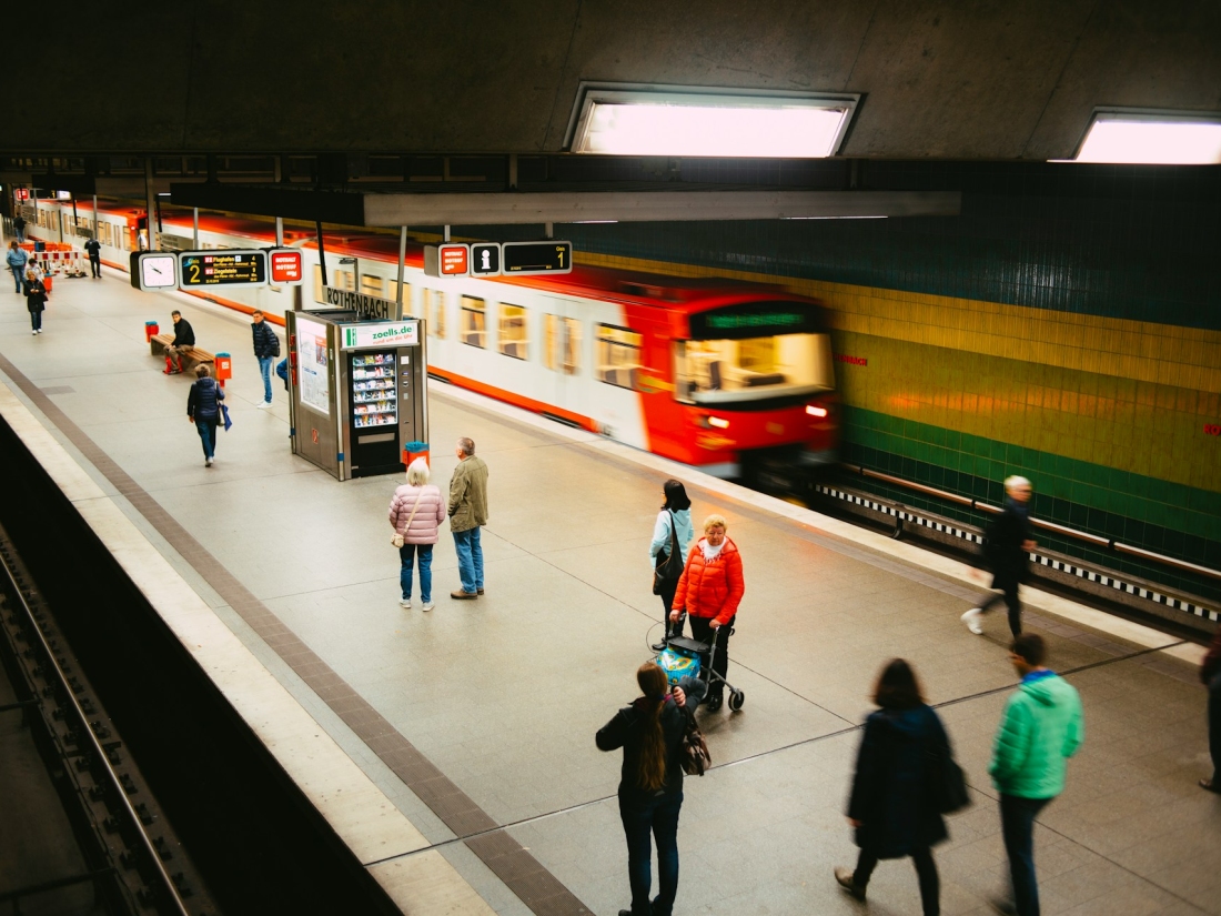 U-Bahn Station in Nürnberg mit einfahrender U-Bahn.