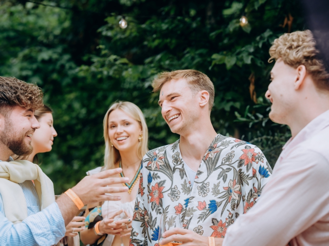 Studierende im Gespräch bei einer Campus-Veranstaltung – Symbol für Networking, Gemeinschaft und Praxisnähe im Veranstaltungsmanagement Studium