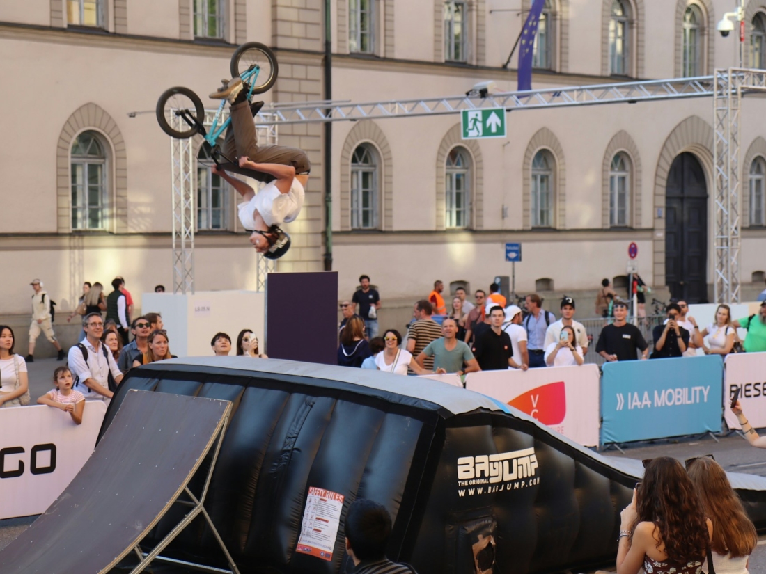 BMX-Fahrer bei einem Live-Stunt vor Publikum – Beispiel für Sportevents und Action-Veranstaltungen im Veranstaltungsmanagement Studium