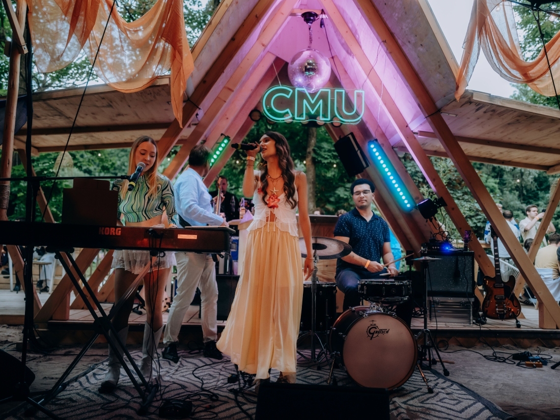 Live-Band mit Sängerin bei einer Campus M University Veranstaltung – Symbol für Praxis-Projekte im Bereich Music, Festival & Entertainment im Veranstaltungsmanagement Studium