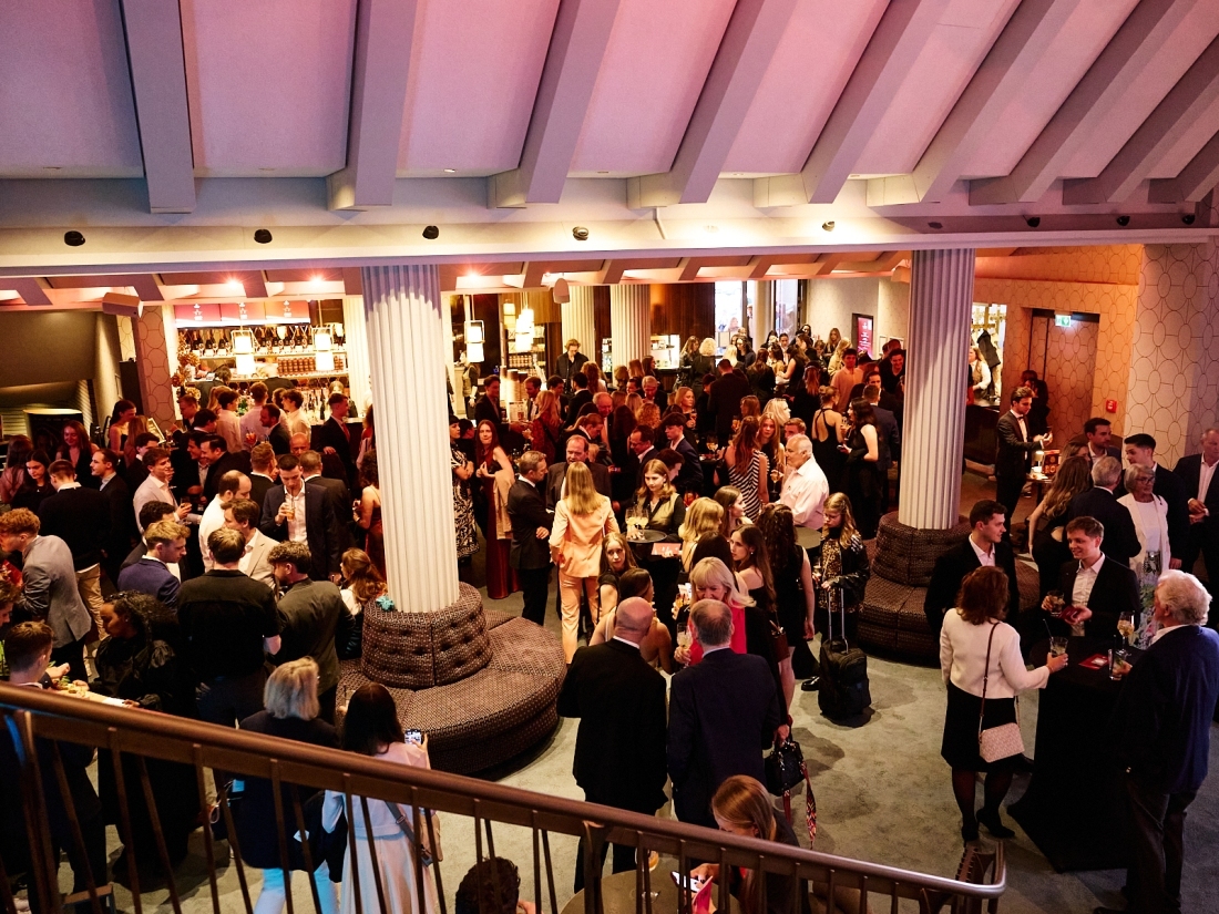 Großes Get-together in einer Eventlocation – Symbol für Netzwerken, Business-Events und Praxis im Veranstaltungsmanagement Studium